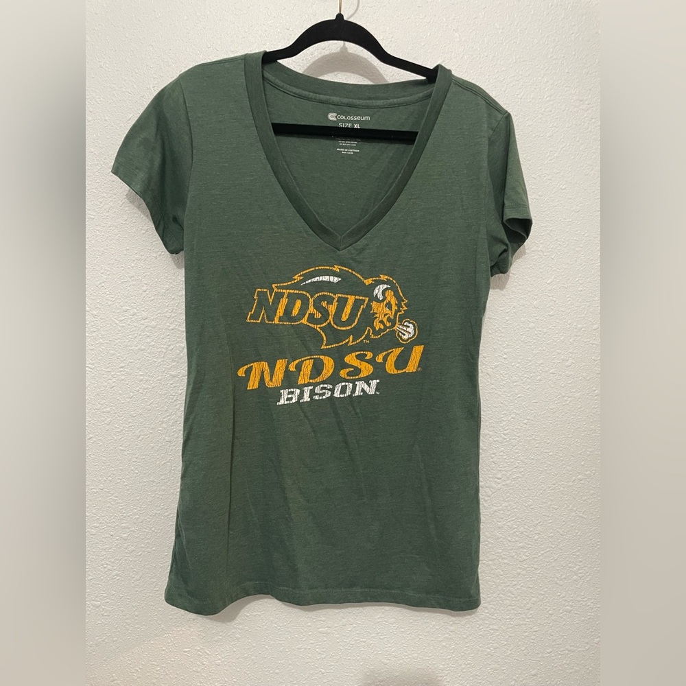 NDSU Bison V neck T-Shirt XL Colosseum North Dakota State University National
